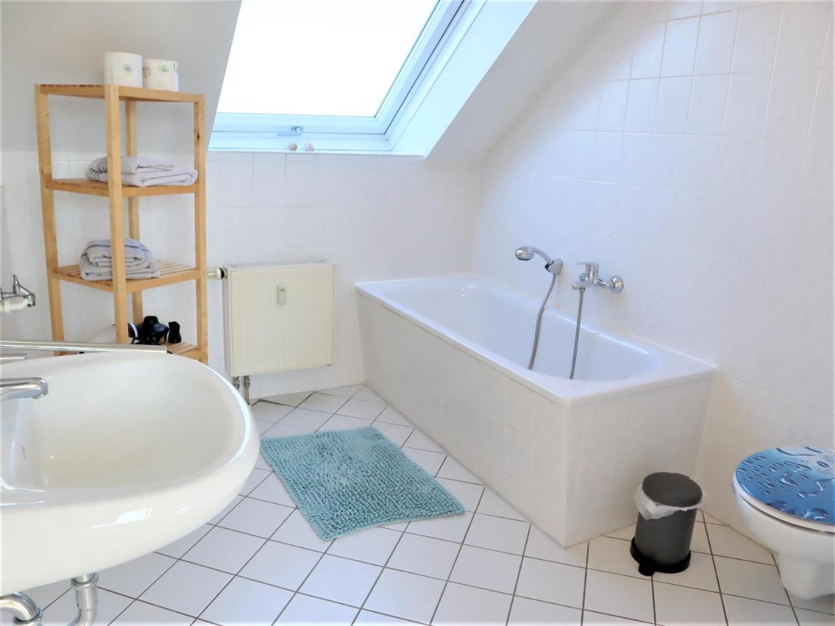 Kuschelige Dachgeschosswohnung Am Clarapark ライプツィヒ エクステリア 写真